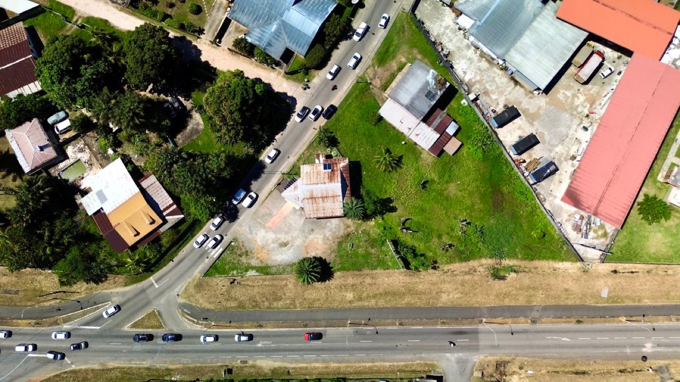 Vue aérienne verticale d'une parcelle en bord de route à Cayenne