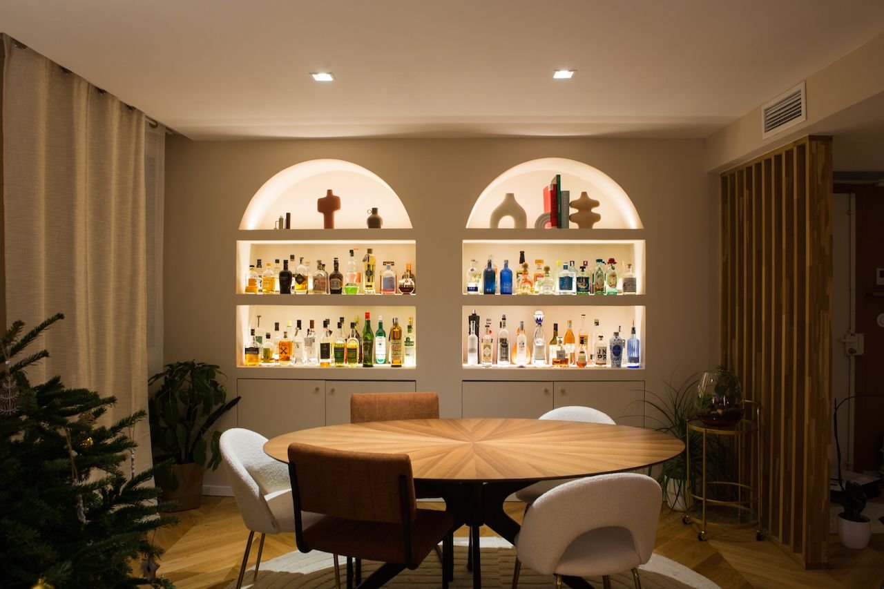 Salle à manger après rénovation, bibliothèques en arche