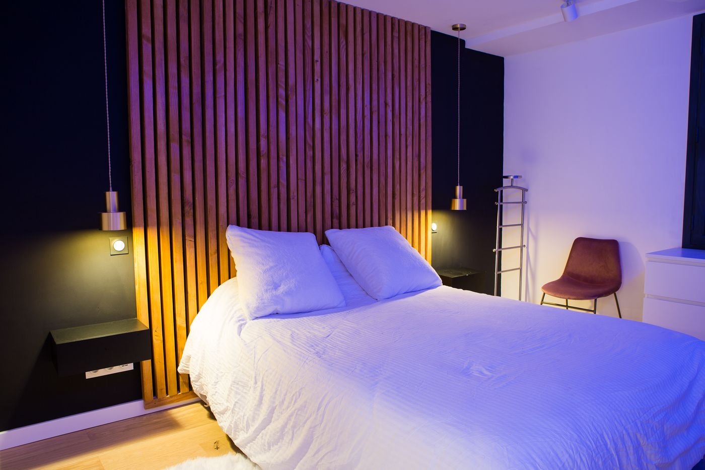 Chambre avec tête de lit en bois
