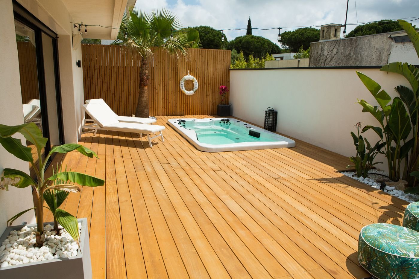 Terrasse en bois et spa de nage après reconstruction